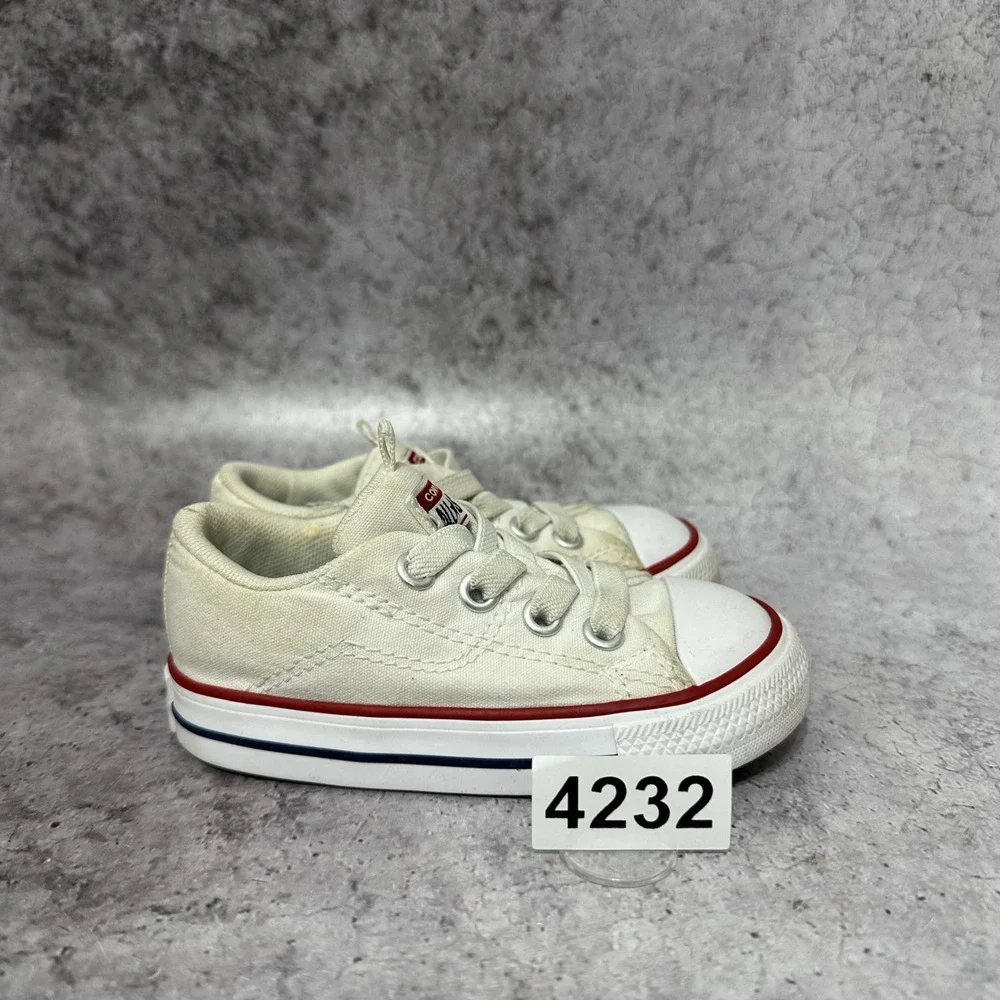 Converse Chuck Taylor All Star Infant Size 6 White Low Top Sneakers A01039F